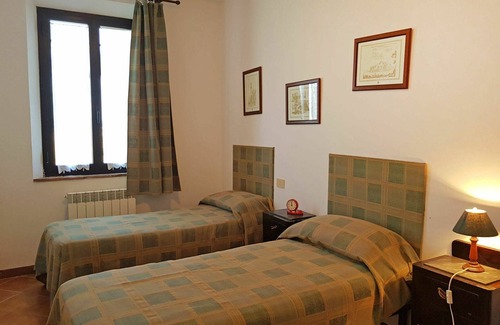 Ponte di Gabbiano Villa | Cosy apartment in villa for 4 guests with pool, WIFI, TV, pets allowed and parking, close to Siena