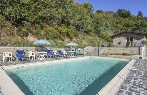 Villa Collemandina Villa | Cosy apartment in villa for 5 guests with pool, WIFI, terrace, pets allowed and parking