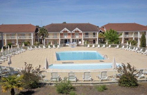 Le Verdon-sur-Mer Apartment | Cosy apartment for 6 guests with WIFI, pool, TV, terrace, pets allowed and parking