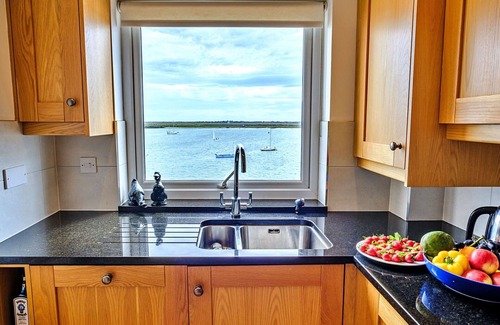 Burnham-on-Crouch Apartment | Cosy apartment for 5 people with WIFI, balcony, pets allowed and parking
