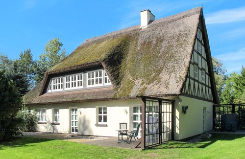Altenkirchen Villa | Cosy apartment in villa for 2 guests with WIFI, TV, terrace, pets allowed and parking