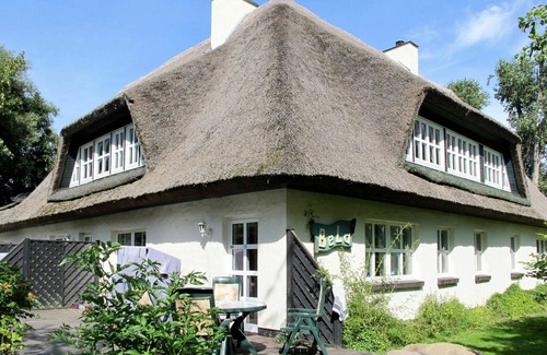 Altenkirchen Villa | Cosy apartment in villa for 4 people with WIFI, TV, terrace, pets allowed and parking