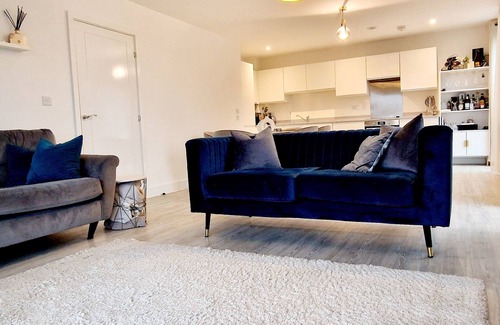 Walton-on-Thames Apartment | Cosy Apartment in Surrey with Gym | Free Parking | 25 Mins to Central London