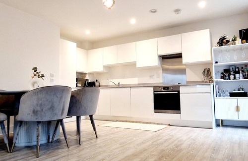 Walton-on-Thames Apartment | Cosy Apartment in Surrey with Gym | Free Parking | 25 Mins to Central London