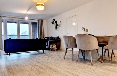 Walton-on-Thames Apartment | Cosy Apartment in Surrey with Gym | Free Parking | 25 Mins to Central London