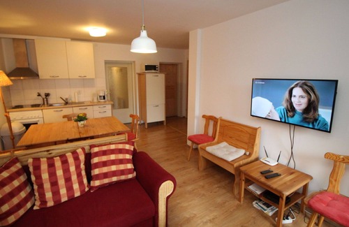 Muhldorf Apartment | Cosy apartment for 8 people with WIFI, TV, balcony and parking