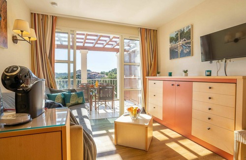 Le Dramont Apartment | Cosy apartment for 4 people with WIFI, pool, TV, terrace and parking