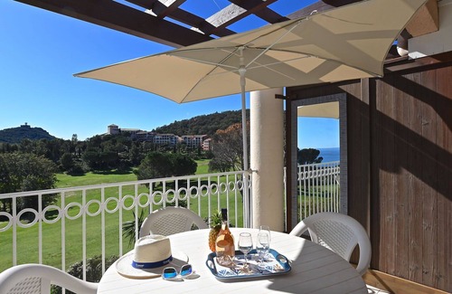 Cap Esterel Apartment | Cosy apartment for 4 people with pool, WIFI, A/C, hot tub, TV, terrace, pets allowed and parking