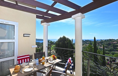 Cap Esterel Apartment | Cosy apartment for 4 people with pool, WIFI, A/C, hot tub, TV, terrace, pets allowed and parking