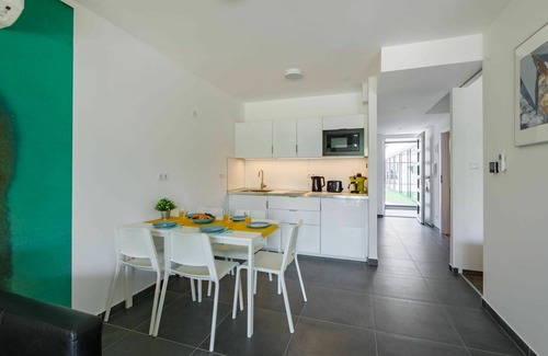 Balatonszemes Apartment | Cosy apartment for 6 people with pool, A/C, WIFI, TV, terrace, pets allowed and parking