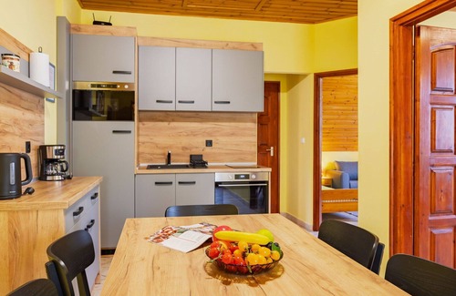 Balatonszarszo Apartment | Cosy apartment for 10 people with A/C, WIFI, TV, terrace and parking