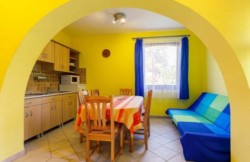Balatonszarszo Apartment | Cosy apartment for 10 people with A/C, WIFI, TV, terrace and parking