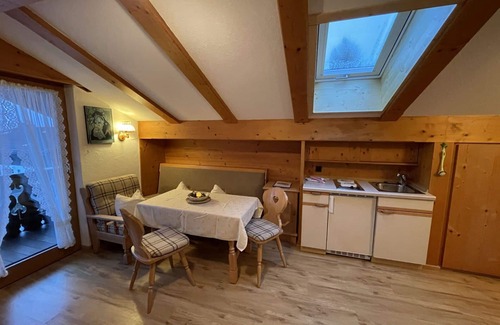 Farchant Apartment | Cosy apartment for 2 guests with WIFI, TV, balcony and parking