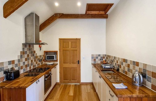 Fivelanes Apartment | Cosy apartment for 2 guests with hot tub, WIFI, TV, patio, pets allowed and parking