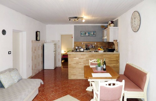 Matohanci Apartment | Cosy apartment for 3 guests with WIFI, pool, A/C, TV, terrace, pets allowed and parking