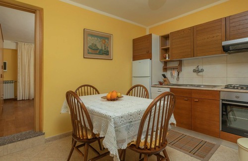 Brnobici Apartment | Cosy apartment for 3 guests with WIFI, pool, TV, terrace and parking