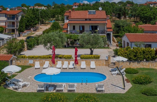 Brnobici Apartment | Cosy apartment for 3 guests with WIFI, pool, TV, terrace and parking