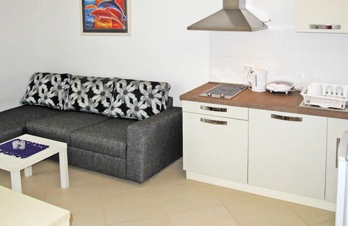 Vrznaveri Apartment | Cosy apartment for 3 people with A/C, WIFI, pool, TV, balcony, pets allowed and parking