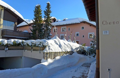 Surlej Apartment | Cosy apartment for 4 people with WIFI, TV, balcony, pets allowed, panoramic view and parking
