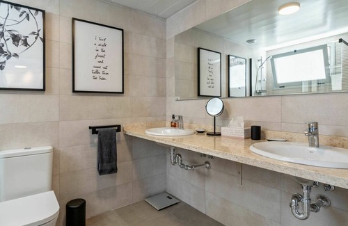 Carihuela Apartment | Cosy apartment for 4 people with pool, WIFI, A/C, TV, terrace and parking