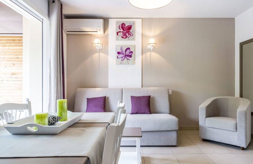 Remoulins Apartment | Cosy apartment for 4 guests with WIFI, pool, A/C, hot tub, TV, balcony, pets allowed and parking