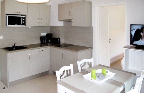 Remoulins Apartment | Cosy apartment for 4 guests with WIFI, pool, A/C, hot tub, TV, balcony, pets allowed and parking