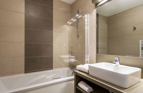 Remoulins Apartment | Cosy apartment for 4 guests with WIFI, pool, A/C, hot tub, TV, balcony, pets allowed and parking