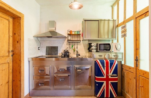 Aurogna Apartment | Cosy apartment for 4 guests with WIFI, A/C, TV, patio and parking