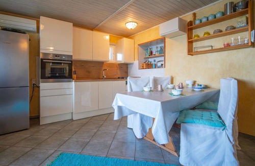 Senj Apartment | Cosy apartment for 4 guests with A/C, WIFI, TV, terrace, pets allowed and parking