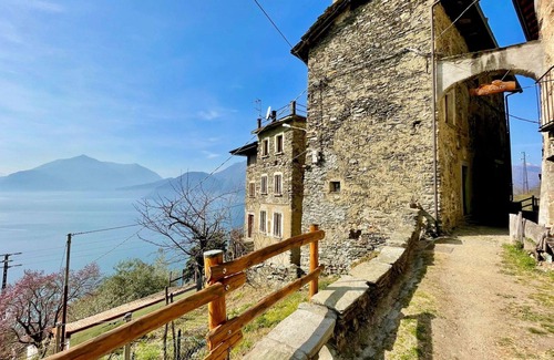 Naggio Apartment | Cosy apartment for 4 guests with WIFI, TV, terrace, pets allowed and parking