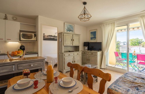 Pontaillac Apartment | Cosy apartment for 4 people with WIFI, TV, balcony, pets allowed and parking