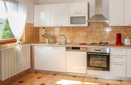 Zupanici Apartment | Cosy apartment for 6 guests with pool, A/C, WIFI, TV, patio and parking