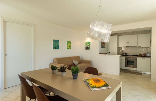 San Carlo Apartment | Cosy apartment for 6 guests with TV, terrace, pets allowed and parking