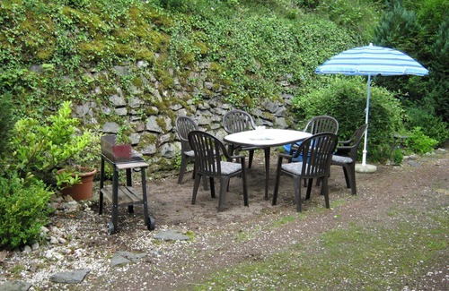 Immerath Apartment | Cosy apartment for 7 guests with WIFI, TV, terrace, pets allowed and parking