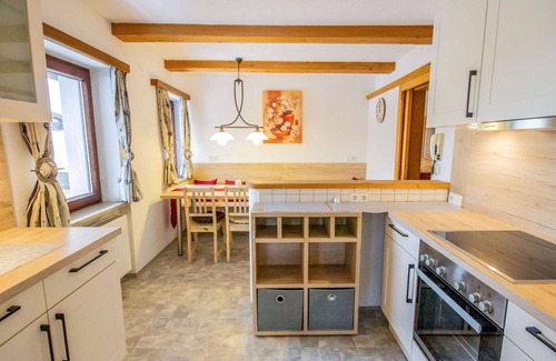 Axams Apartment | Cosy apartment for 7 people with WIFI, TV, balcony, pets allowed and panoramic view