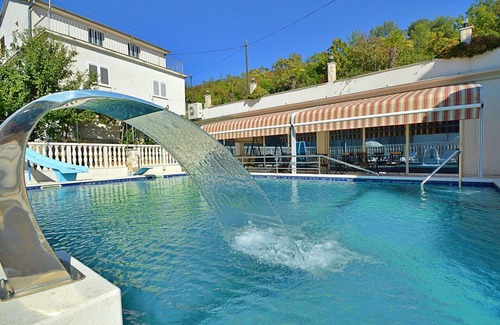 Zaton Apartment | Cosy apartment for 8 guests with WIFI, pool, A/C, TV and terrace