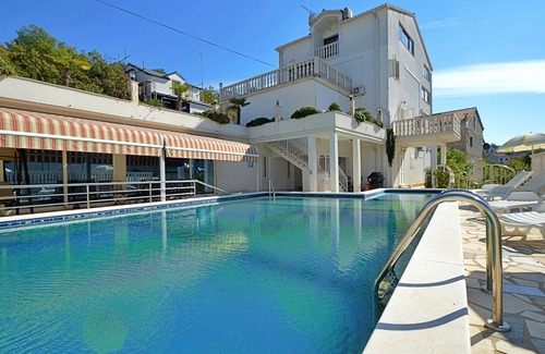 Zaton Apartment | Cosy apartment for 8 guests with WIFI, pool, A/C, TV and terrace