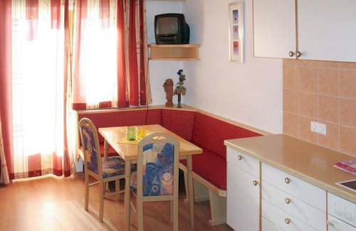 Stummerberg Apartment | Cosy apartment for 3 guests with WIFI, TV, balcony and parking