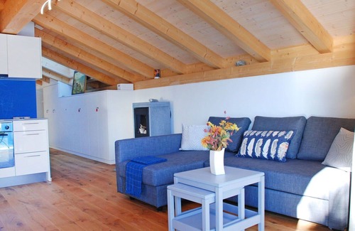 Porto Ronco Apartment | Cosy apartment for 4 people with WIFI, TV, balcony, pets allowed and panoramic view
