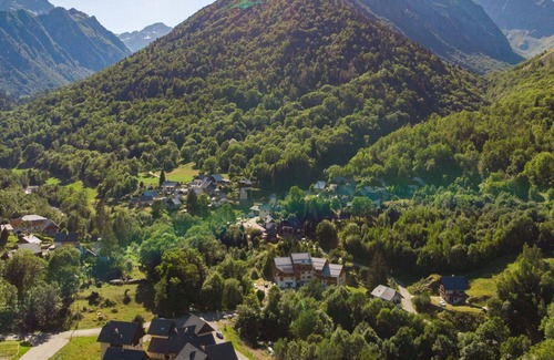 Saint-Colomban-des-Villards Apartment | Cosy apartment for 4 guests with internet, terrace, pets allowed and parking