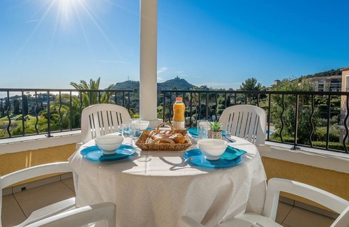 Le Dramont Apartment | Cosy apartment for 4 people with WIFI, pool, TV and terrace