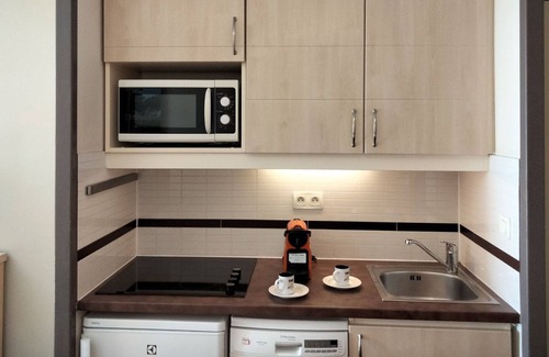 Le Dramont Apartment | Cosy apartment for 4 people with WIFI, pool, TV and terrace