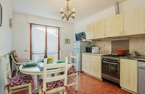 Marina di Pietrasanta Apartment | Cosy apartment for 5 people with WIFI, A/C, TV, balcony, pets allowed and parking
