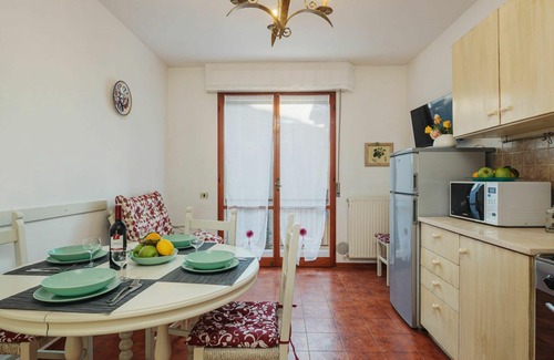 Marina di Pietrasanta Apartment | Cosy apartment for 5 people with WIFI, A/C, TV, balcony, pets allowed and parking