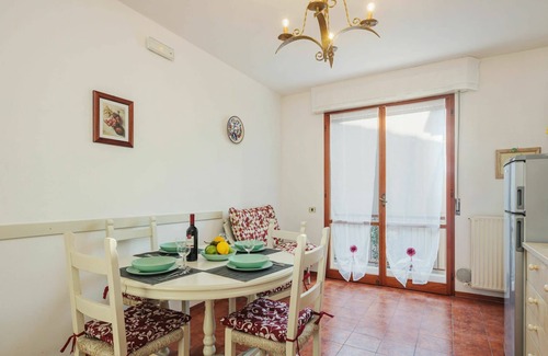 Marina di Pietrasanta Apartment | Cosy apartment for 5 people with WIFI, A/C, TV, balcony, pets allowed and parking