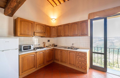 Montebonello Apartment | Cosy apartment for 6 people with WIFI, A/C, pool, TV, pets allowed, panoramic view and parking