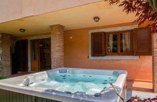 Strettoia Apartment | Cosy apartment for 4 people with hot tub, WIFI, TV, patio and parking