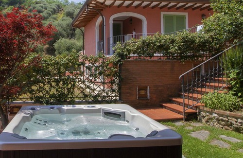 Strettoia Apartment | Cosy apartment for 4 people with hot tub, WIFI, TV, patio and parking
