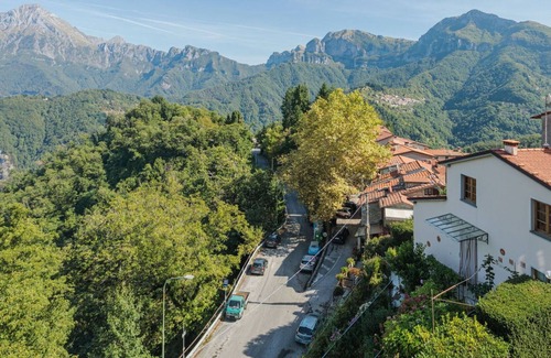 Strettoia Apartment | Cosy apartment for 4 people with hot tub, WIFI, TV, patio and parking