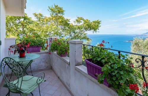 Ventimiglia Apartment | Cosy apartment for 4 people with A/C, WIFI, private pool, TV, patio, panoramic view and parking
